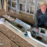Mit Glasfasermatten und Epoxitharz ausgerüstet, repariert Roger in Puno die Risse in unserer Stossstange. 
