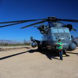 Anita posiert vor dem Transportheli "Sikorsky MH-53M".
