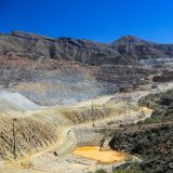 Unterwegs auf der Route 177 durchqueren wir eine riesige Kupfermine. Schon von weitem sieht man die verschieden farbigen Sandablagerungen.

