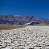Salzwasserkrusten beim Badwater im Death Valley.
