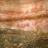Wir wandern im "Blue Mountain N.P. zu den "Red Hand Caves", alten Aboriginal Felsmalereien. 
