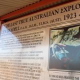 Der letzte Australische Outback-Pionier, "Len Beadell". Schaut doch mal auf dem "Steuerrad" was er für eine Automarke fährt. Geschmack hat der Mann, das muss man ihm lassen. 
