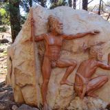 Aboriginal-Figuren weisen uns den Weg zu den 'Wangarra Lookouts' im Flinders Ranges National Park.
