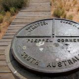 Und hier ein Foto des vielbeschriebenen "Poeppel Corner" im Reisebericht. An diesem Punkt treffen die drei Bundesstaaten, "Northern Territory, "South Australia" und "Queensland" aufeinander.
