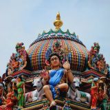 Der "Sri Veerama Kaliamman Tempel" ist aufwendig verziert mit furchteinflössenden Figuren. 

