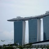 Das futuristische Hotel "Marina Bay Sands Resort" in Singapur. Auf dem Schiffsdach gibt es einen Palmengarten, Swimming-Pool und natürlich einen tollen Ausblick über die ganze Stadt. 
