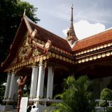 Der "Wat Khunaram Tempel" auf Koh Samui. Speziell bei diesem Tempel ist dass sich im Inneren ein mumifizierter Mönch befindet. Dieser Mönch konnte schon zu Lebzeiten seinen genauen Todestag voraussagen und dass sein Körper nicht verwesen wird. 
