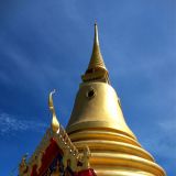 Die "Golden Pagoda" hoch über dem Flughafen von Koh Samui gibt ein schönes Fotomotiv ab. 
