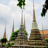 Kleine Tempeltürmchen im "Wat Po". Wie bei den Ägyptern die Pyramiden, wurden hier in Thailand die Türme als Grabmäler erstellt. 
