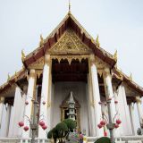 Der "Wat Suthat Thepwararam" gehört nicht zu den bekanntesten Tempeln in Bangkok und wird auch nur sehr wenig besucht. Vielleicht gerade deshalb wirkt er besonders schön und mystisch. Wir verbrachten hier drei Stunden und fanden eine kleine Oase in Bangkok vor. 
