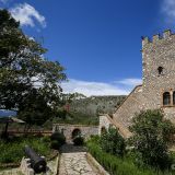 Ganz im Süden des Landes befindet sich bereits eine erste Attraktion, die Ruinenstadt von Butrint mit ihrer venezianischen Burg. 

