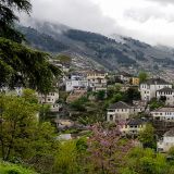 In Gijrokastër, der Stadt der tausend Stufen und ebenfalls UNESCO-Welterbe, besichtigen wir die ...
