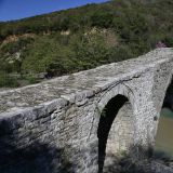 Um zu den warmen Schwefelquellen zu gelangen, spaziert man über die gut erhaltene osmanische Steinbogenbrücke, ...

