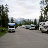 Dieser Parkplatz mit Stromanschluss ist übrigens der Campingplatz von Banff. Idylle sieht doch irgendwie anders aus. 
