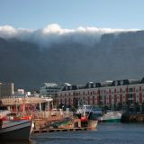 Dampfender Tafelberg hinter der Alfred & Victoria Waterfront
